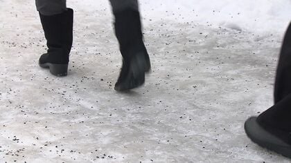 「ツルツルゥ～」解けた雪が凍って“路面ツルツル”通勤・通学もヒヤヒヤ…冬用の靴でも油断できず→日陰でのスリップや転倒に引き続き注意を〈北海道札幌市〉
