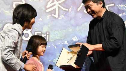 カンヌ映画祭最高賞トロフィー 「万引き家族」子役の2人興味津々