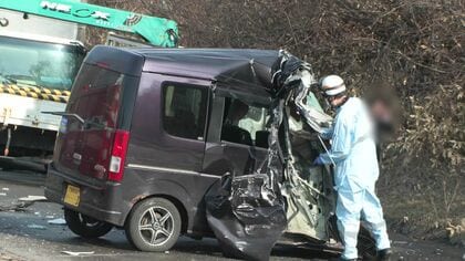 【車3台絡む事故】国道で軽自動車とトラック2台が…2人病院搬送→軽自動車運転の高齢女性は『重体』トラック運転の男性は『意識あり』警察が事故原因や当時の状況を捜査〈北海道室蘭市〉