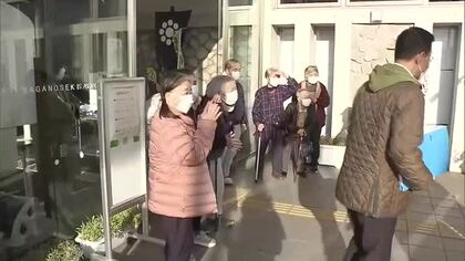 被災者に元気を　九州出身の力士が避難所へ慰問「嬉しくて体触ってみた」大分市佐賀関大規模火災