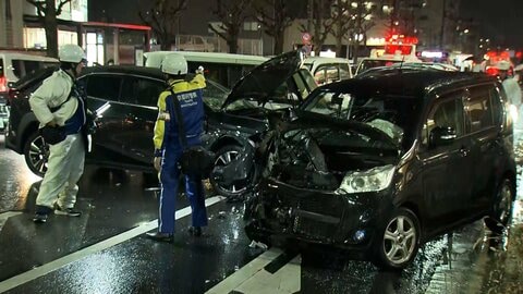 対向車線にはみ出した車が信号待ちの車に衝突…5台がからむ事故に　40歳女性が意識不明の重体　京都市