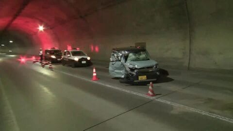 層雲峡の武華トンネル内で軽自動車やトラックなど4台が衝突　運転席側がつぶれドアも曲がる　3人搬送も意識あり　北海道