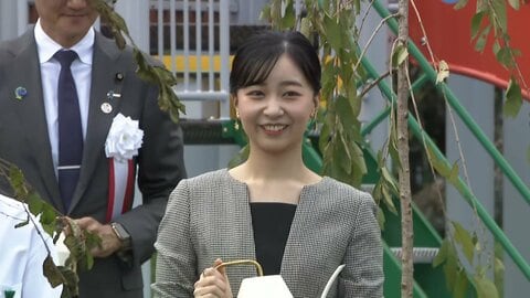 佳子さまが全国都市緑化祭の式典に出席　「季節の移ろいを感じる風景を楽しんでいます」 しだれ桜を記念植樹