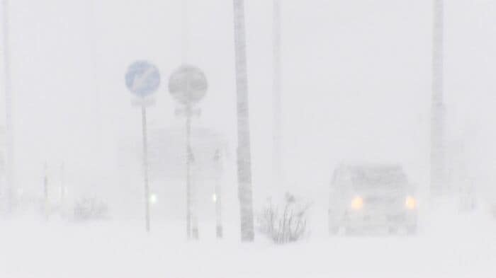 札幌市北区や東区では吹雪で道の先が見えなくなるホワイトアウトに