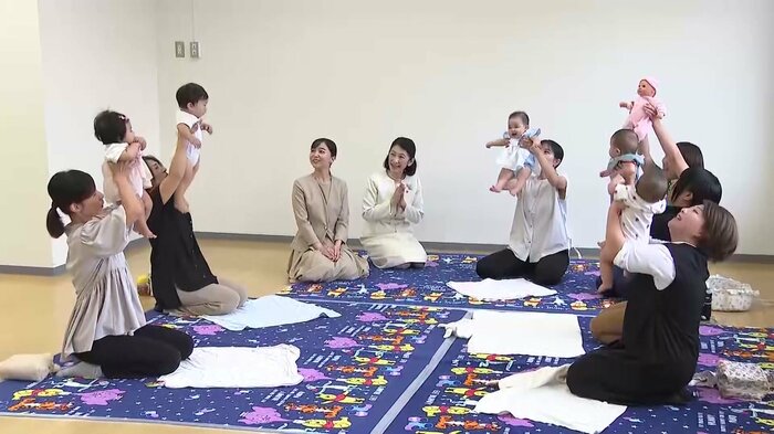親子の「ふれあい遊び」をご覧になった紀子さまと佳子さま