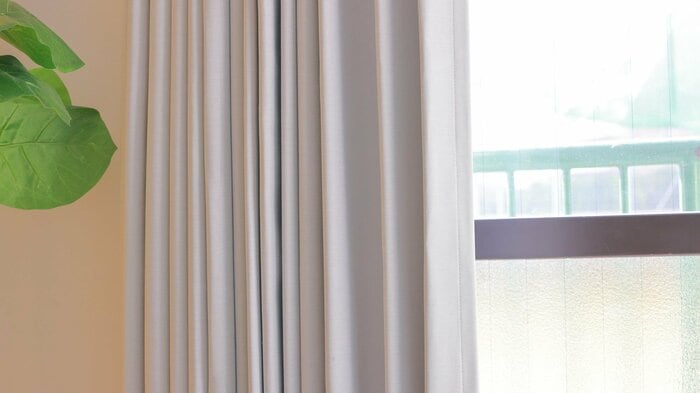 厚手のカーテンで隙間をふさいでもいい(画像はイメージ)