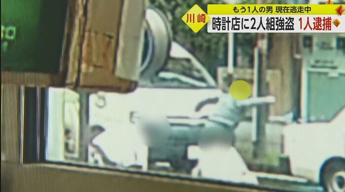 倒れた後、再び立ち上がって逃げる男を複数の人が追いかける