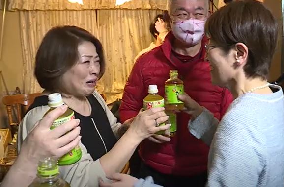 当選直後の今千佳さん(写真右)