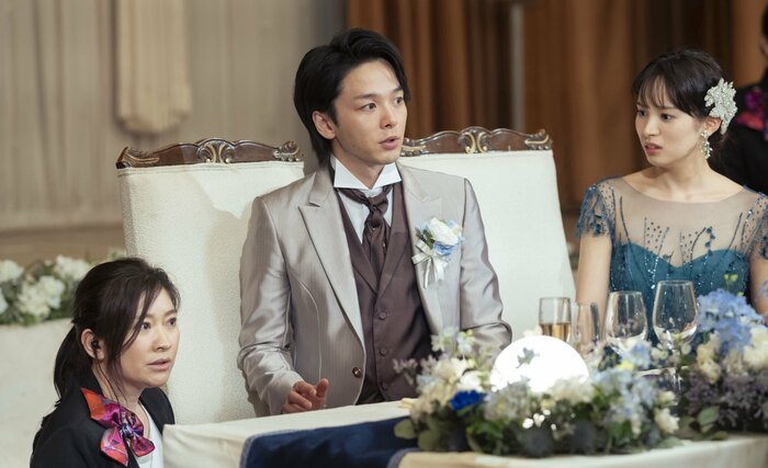 タキシード姿の中村倫也さんとドレス姿の関水渚さん 「ウェディング・ハイ」 2022年3月12日公開 配給:松竹 ©2022「ウェディング・ハイ」