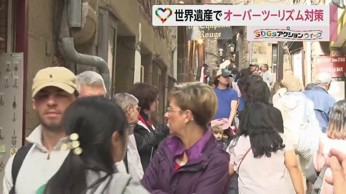 修道院に通じる歩道には、両側に店がたち並び、多くの観光客が行き交う