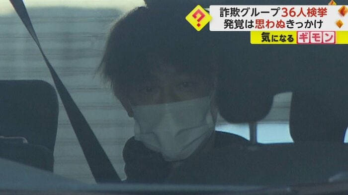 警察車両でまっすぐ前を見つめる宇野被告
