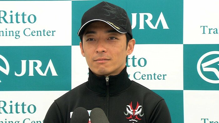 共同会見を行う川田将雅騎手