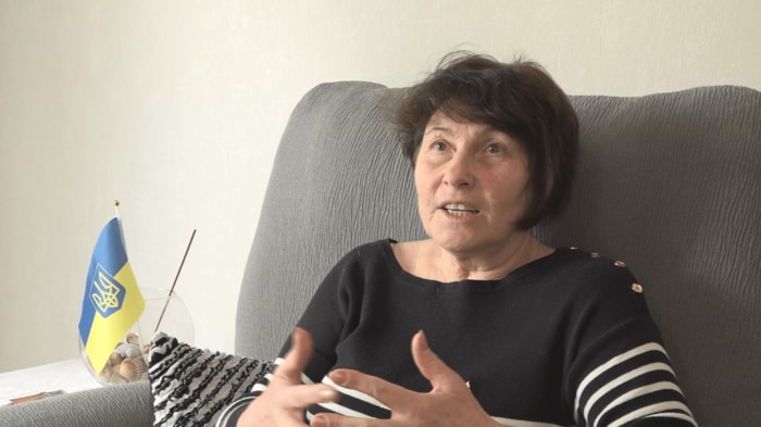 自宅でインタビューに応じるリュドミラさん