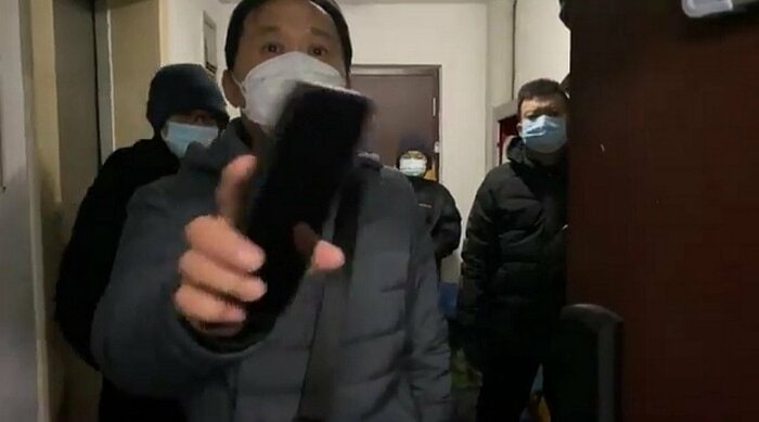 外出を制限する当局関係者ら(2020年12月9日朝、李文足さんのSNSより)