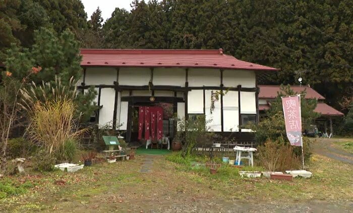 カフェとして営業している長屋門も