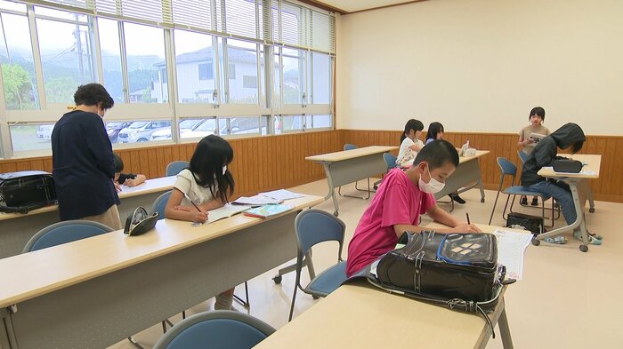 児童クラブで勉強する子どもたち