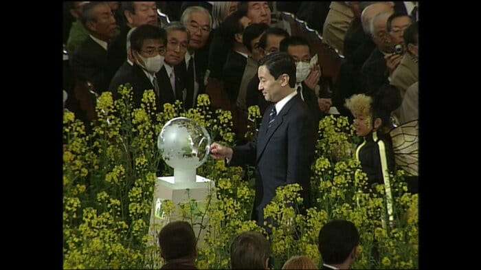 万博の開幕を告げる地球型オルゴールを鳴らされる皇太子さま