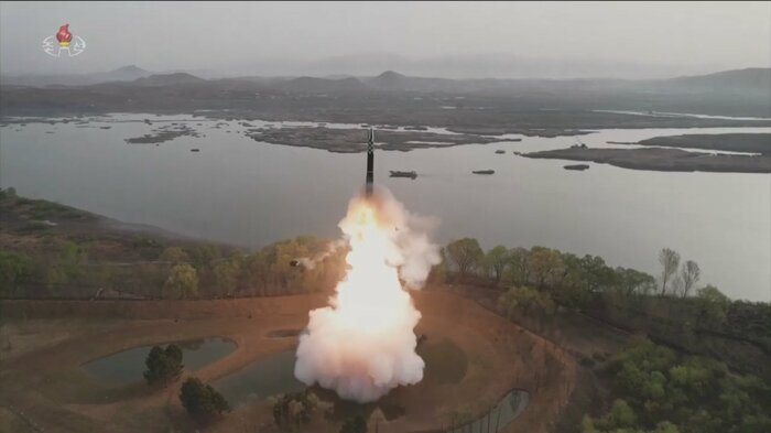 「火星18型」の固体燃料エンジンの炎