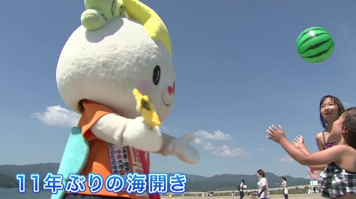 11年ぶりの海開きを迎えた高田松原海水浴場。子どもから大人まで、にぎやかな声が響く