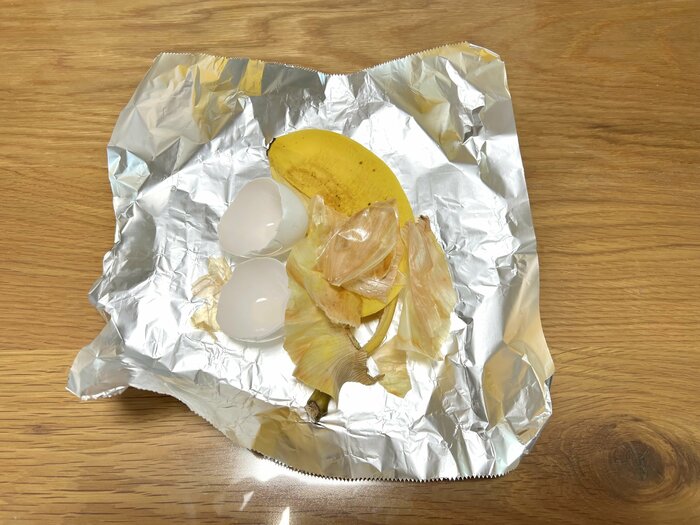 生ごみを包めば防臭防水効果（特集班撮影）