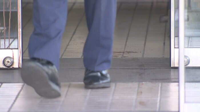 警察署の床には血痕も確認できた。