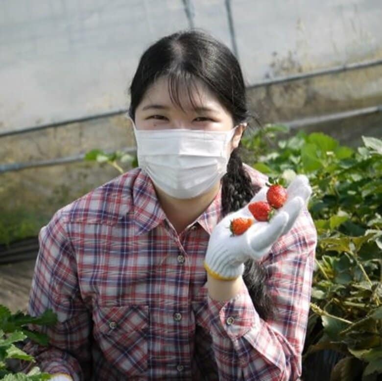 愛子さま、収穫したイチゴを手に笑顔…天皇ご一家 ご静養中のプライベート写真公開　子牛「レインボー」とふれあうシーンも｜FNNプライムオンライン