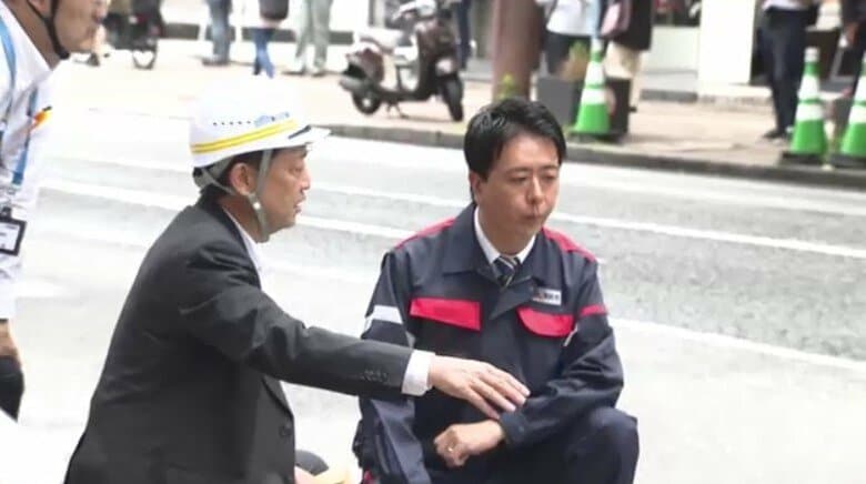 【続報】「予算はいくらでも、とにかく最速に」福岡市の道路陥没　高島市長が約2時間半後に現場視察　浸水対策の雨水管設置工事が影響か｜FNNプライムオンライン