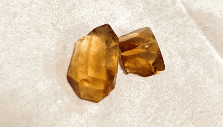 台所の奥で見つかった琥珀色の“宝石”？ 20年放置の「魚醤」からできた結晶がキレイ｜FNNプライムオンライン