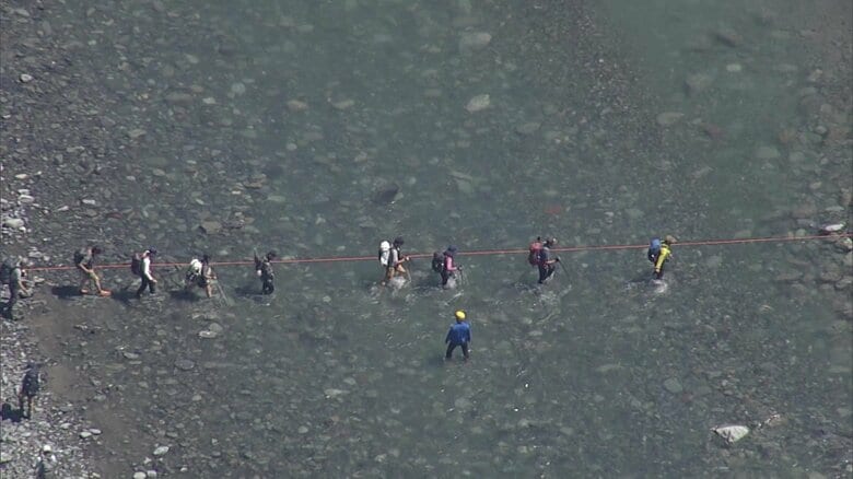 「こんなに歩くとは…」林道崩落で登山者ら“孤立”川など渡り170人が下山　27日も同様の対応へ　静岡市｜FNNプライムオンライン