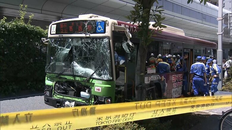 フロントガラスが粉々に･･･路線バスとトレーラーが衝突　0歳の赤ちゃんを含む12人が病院搬送　東京・江戸川区｜FNNプライムオンライン