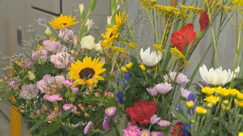 お盆を彩る“仏花” キクに加え“洋花”使用したアレンジも人気に！大切な人へ“思いやり”込めた花選びを 【新潟】｜FNNプライムオンライン