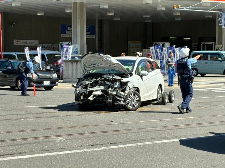 【速報】市電沿線で乗用車同士の衝突事故＿ケガ人も＿市電は内回りで運行見合わせ＿復旧のめど立たず＜北海道札幌市＞｜FNNプライムオンライン