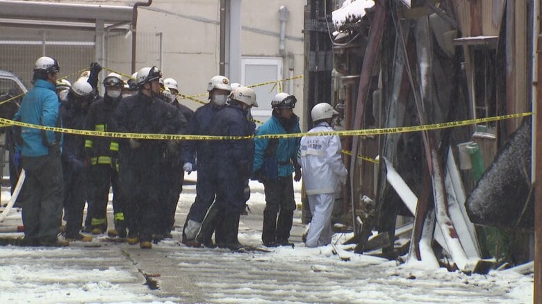 富山県高岡市の住宅密集地火災、性別不明の1人の遺体見つかる　実況見分中に行方不明の84歳男性宅から発見｜FNNプライムオンライン