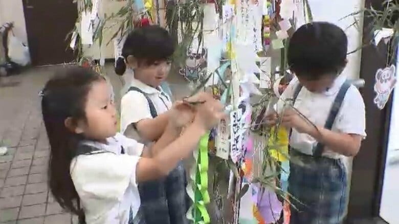 七夕を前に　園児たちがJR赤間駅に笹飾りをプレゼント　「みんなの願いがかないますように」　7月7日まで設置　福岡・宗像市｜FNNプライムオンライン