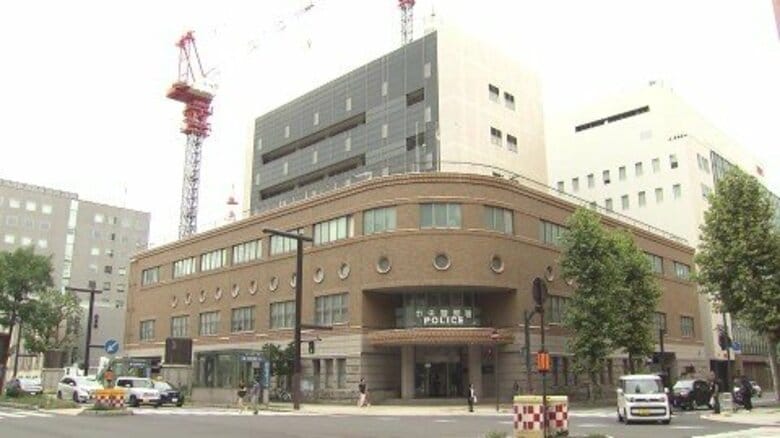 信号待ちで背後から突然…20代女性が下半身を触られる『スーツ姿で小太りの40～50代ぐらいの無言男』が通り過ぎるようにして逃走…夜道のイヤホン装着に注意〈北海道札幌市〉｜FNNプライムオンライン