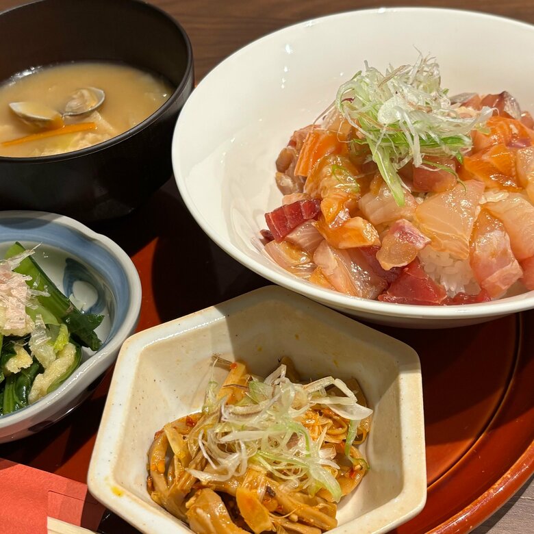 ぐい呑みサイズで地酒を飲み比べ…旬の魚と東海3県の地酒を満喫できる本陣の居酒屋 市場から仕入れた旬の魚を楽しむ｜FNNプライムオンライン