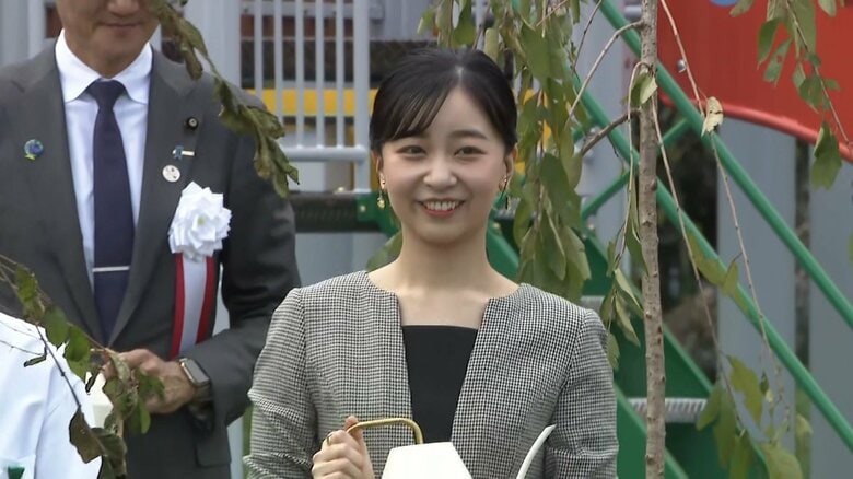 佳子さまが全国都市緑化祭の式典に出席　「季節の移ろいを感じる風景を楽しんでいます」 しだれ桜を記念植樹｜FNNプライムオンライン