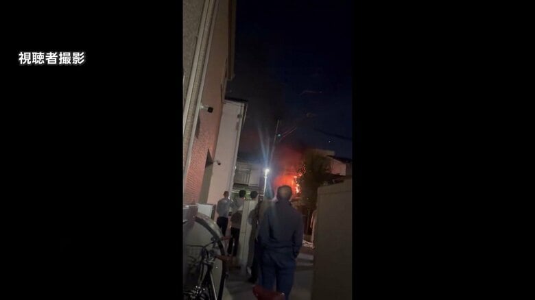3階建てアパートで火事 アパートの住人男性2人が煙吸い込み搬送　線路近くの住宅街 近隣住民ら騒然 東京・豊島区｜FNNプライムオンライン