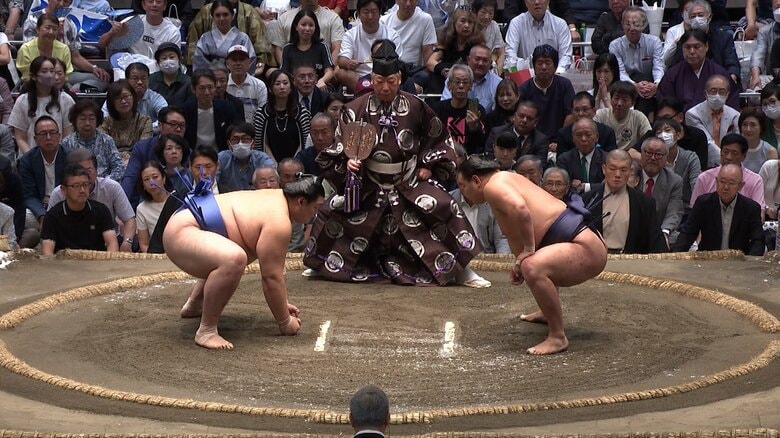 16年ぶりの横綱同士による優勝決定戦までもつれた大相撲秋場所　実力が拮抗する両雄の勝敗を分けたポイントは「もろ手突き」｜FNNプライムオンライン