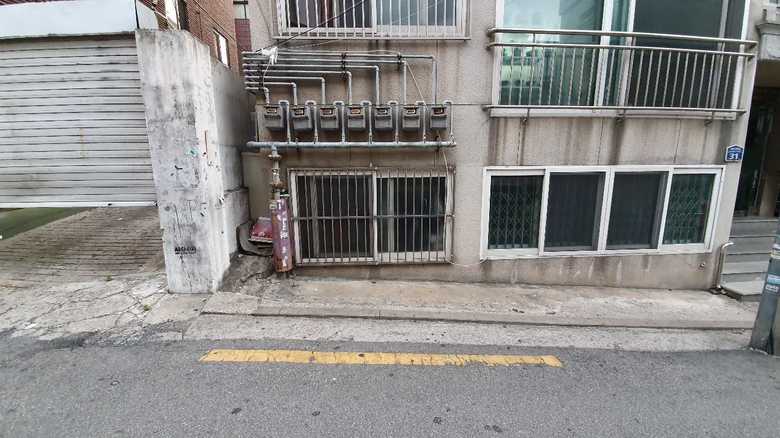 韓国でよく見かける半地下部屋 窓が地面のすぐ上にある