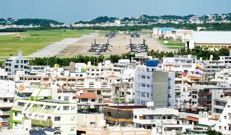 市街地に隣接する普天間基地