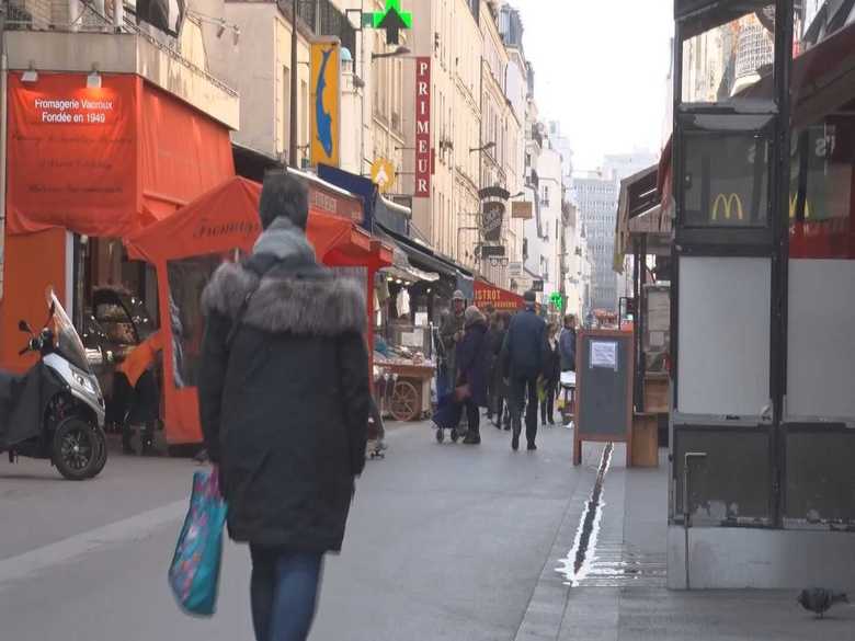 27日パリ中心部の商店街、人が多い