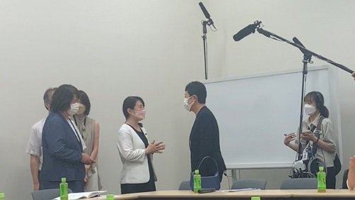 7月の参院選で落選した矢田わか子元議員と参院選で当選して国会に戻ってきた辻元清美議員が、勉強会の前に挨拶を交わした。