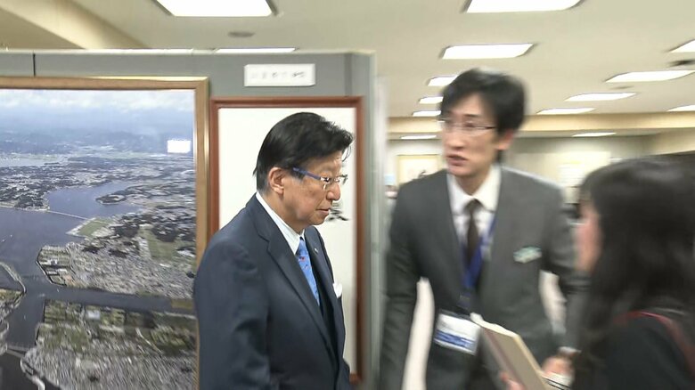 記者の質問を振り切って会見場所を後にした川勝知事