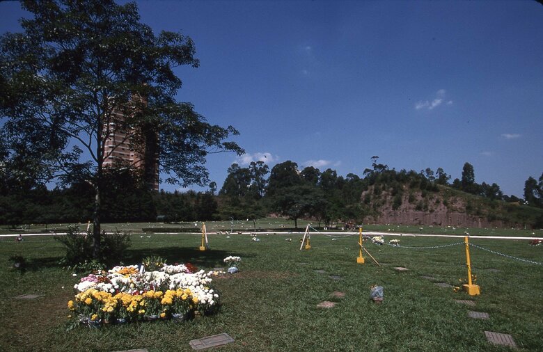 今も命日には献花が絶えない（2003年撮影）