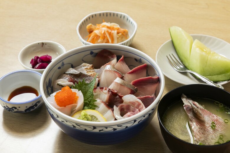 割烹呼子　ひかり丼　2000円（税込）