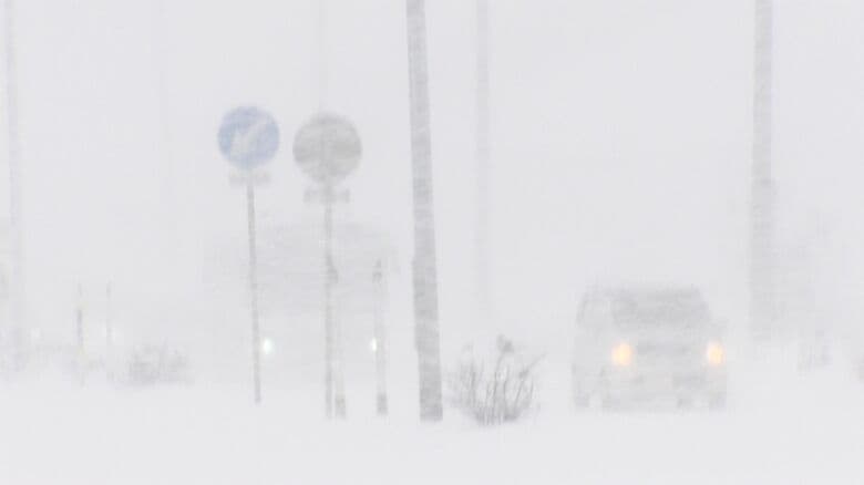 札幌市北区や東区では吹雪で道の先が見えなくなるホワイトアウトに