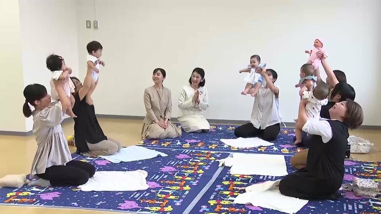 親子の「ふれあい遊び」をご覧になった紀子さまと佳子さま