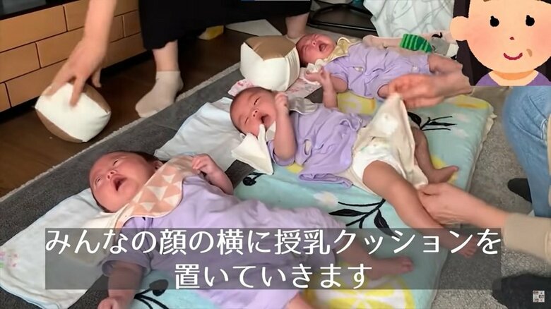 1人ずつ横にハンズフリー授乳クッションを置き