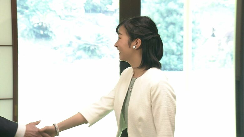 再会されたハンガリーの国会議員と固く握手をされる佳子さま